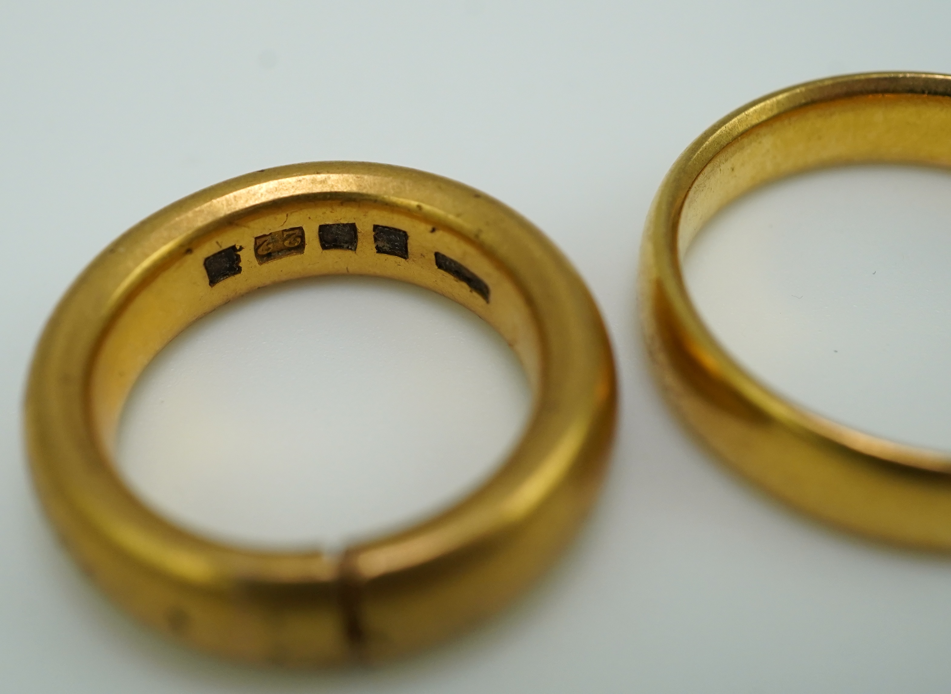 Five 22ct gold wedding bands